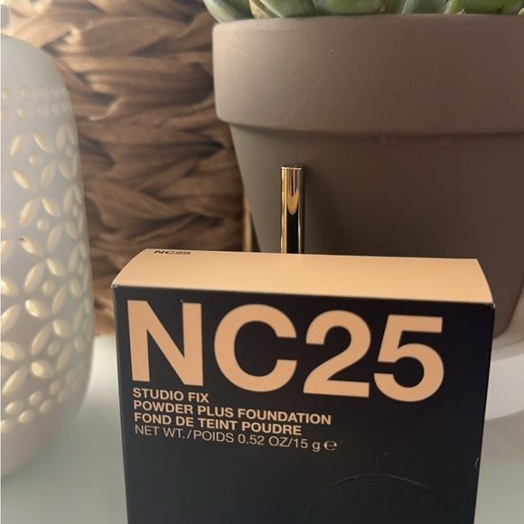 MAC Studio Fix Powder NC 25 - Picture 3 of 3